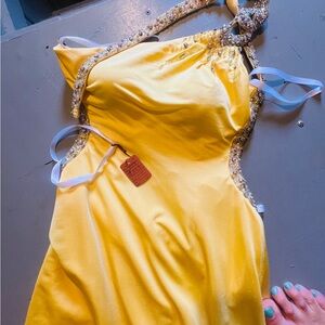 Size 6 unaltered canary yellow gown!